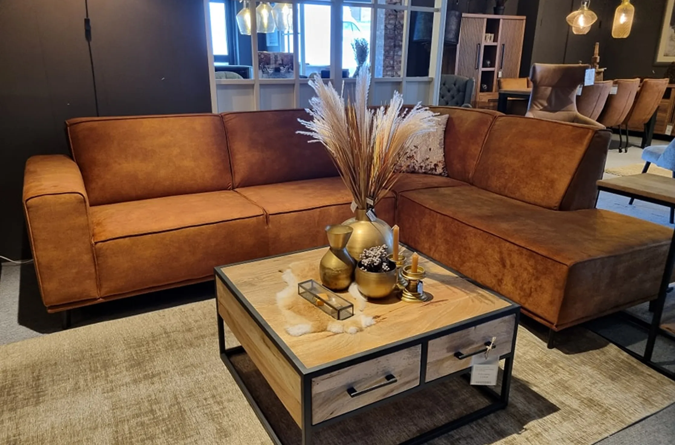 Bruine hoekbank en bijzet tafel met lades