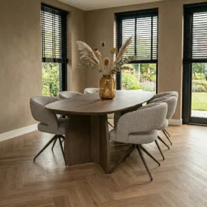 Eetkamertafel eiken stomp ovaal en stoelen Manon