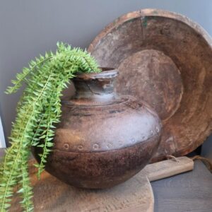 Oude geroeste metalen pot 32x32x30
