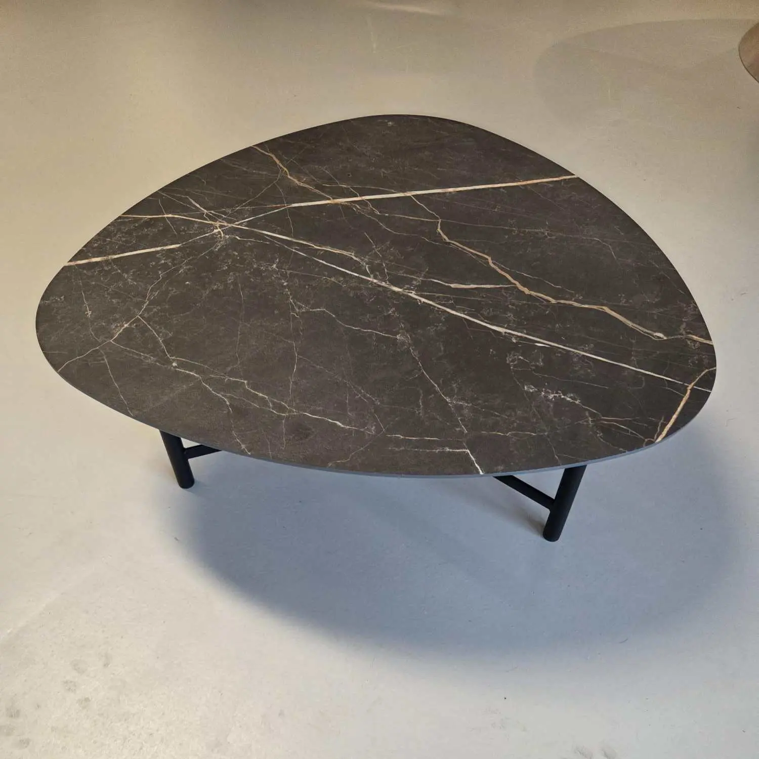 Salontafel-HPL-driehoek-groot-marmerlook-01