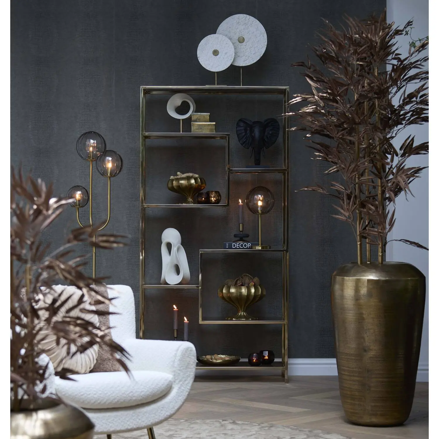 Abstract organisch gevormd ornament in crème wit op een slanke antiek bronzen metalen voet - model Tuzla.