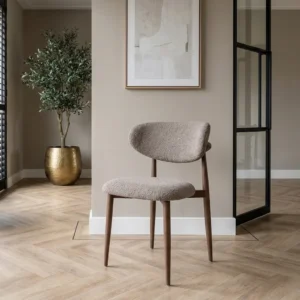 Stoel-Zeeland-Japandi-style-notenkleur-stof-taupe