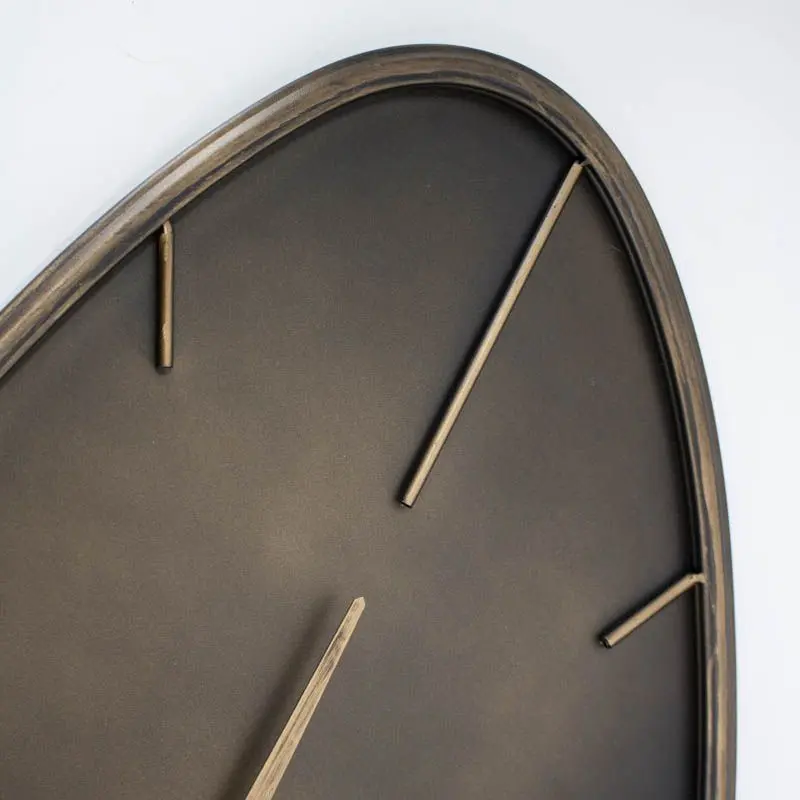 Wandklok organisch brons