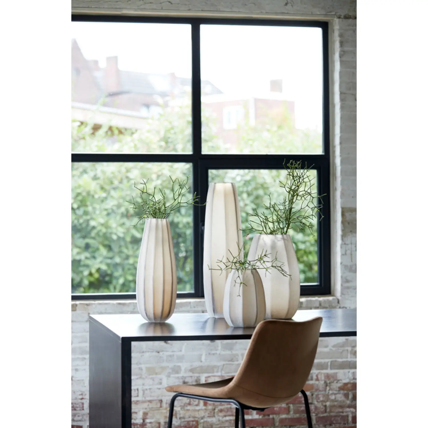 Lichtbruin glazen windlicht en vaas Bradley met verticale ribbels en matte afwerking, Ø17x23,5 cm.