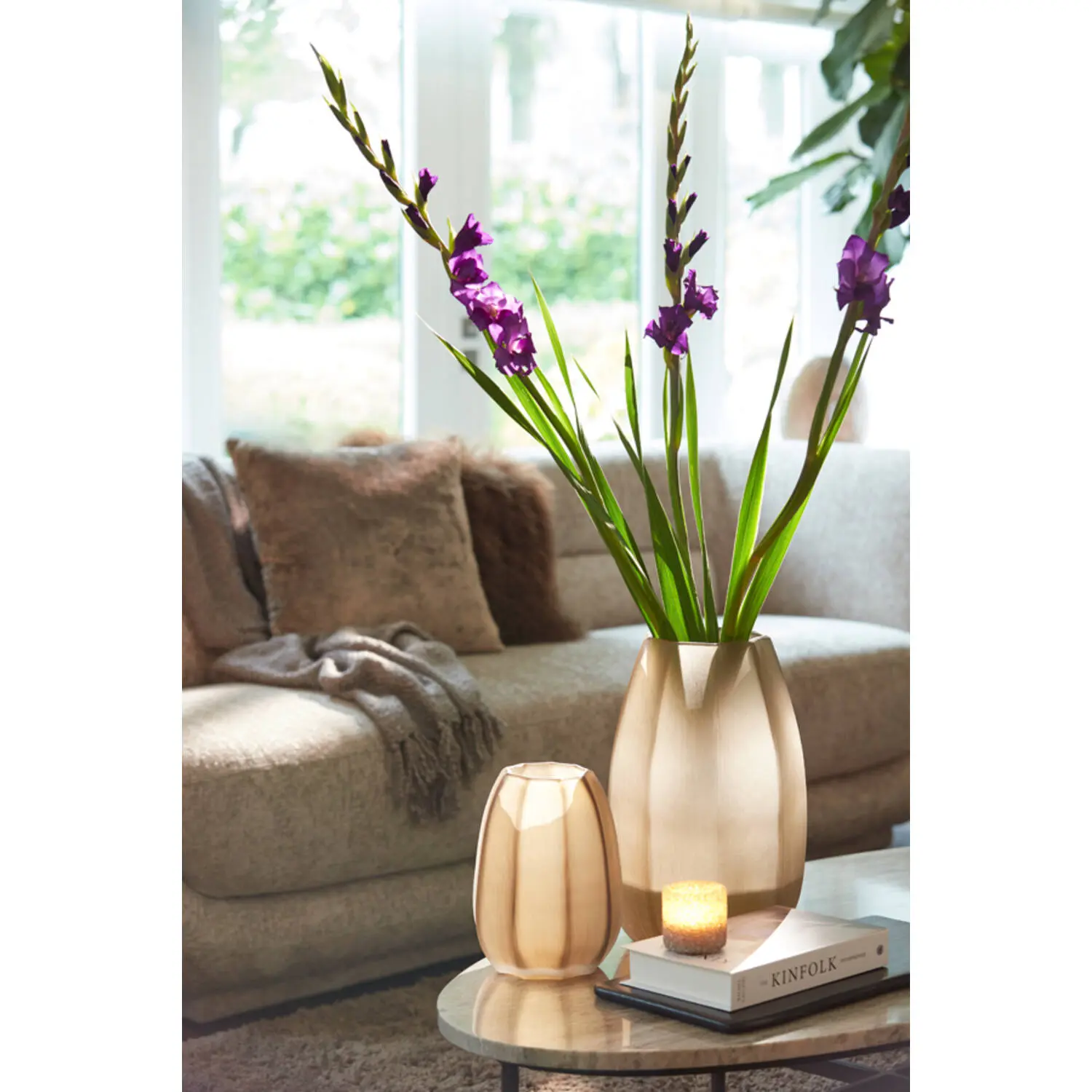 Lichtbruin glazen windlicht en vaas Bradley met verticale ribbels en matte afwerking, Ø17x23,5 cm.