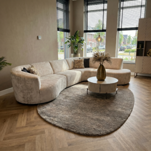 Organisch vloerkleed Montgomery 6352 kei-vorm in sfeervol interieur Meubeldriveinn