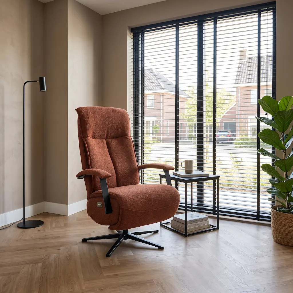 Modern interieur met de roestbruine relaxfauteuil Arnhem voor het raam.