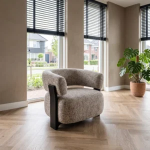 Luxe design loungestoel Overijssel met gemêleerde zandkleurige stof en zwart houten frame op visgraat vloer