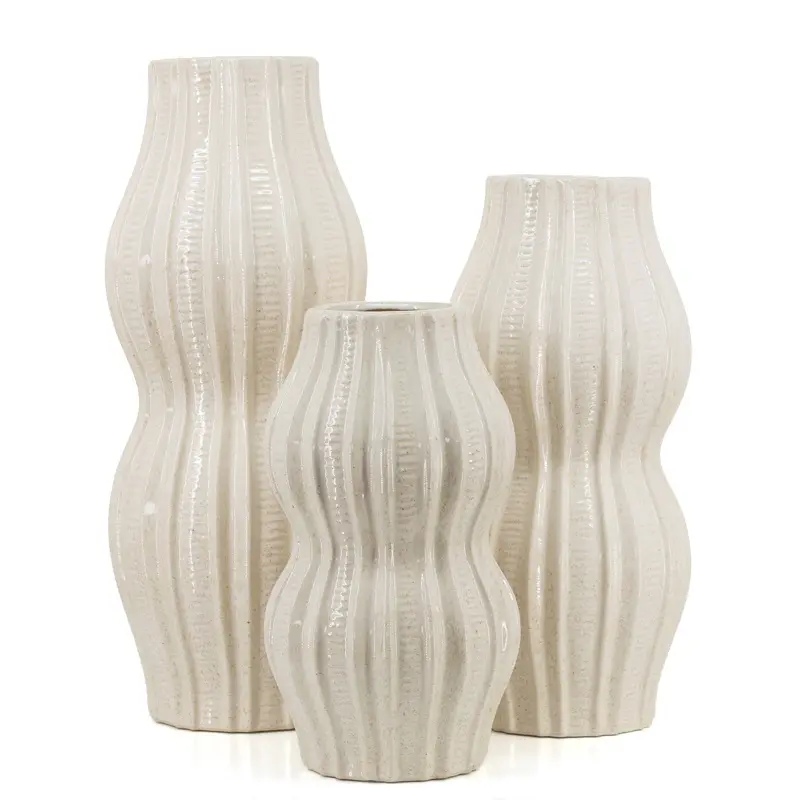 Aardewerk vaas Tidal Beige Medium 17,5x17,5x44 cm met dubbele bolling en verticale ribbelstructuur