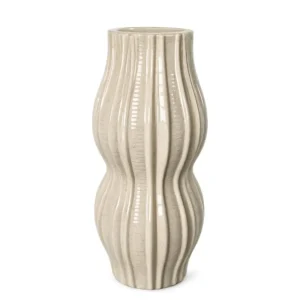 Aardewerk vaas Tidal Beige Medium 17x17x36,5 cm met dubbele bolling en verticale ribbelstructuur