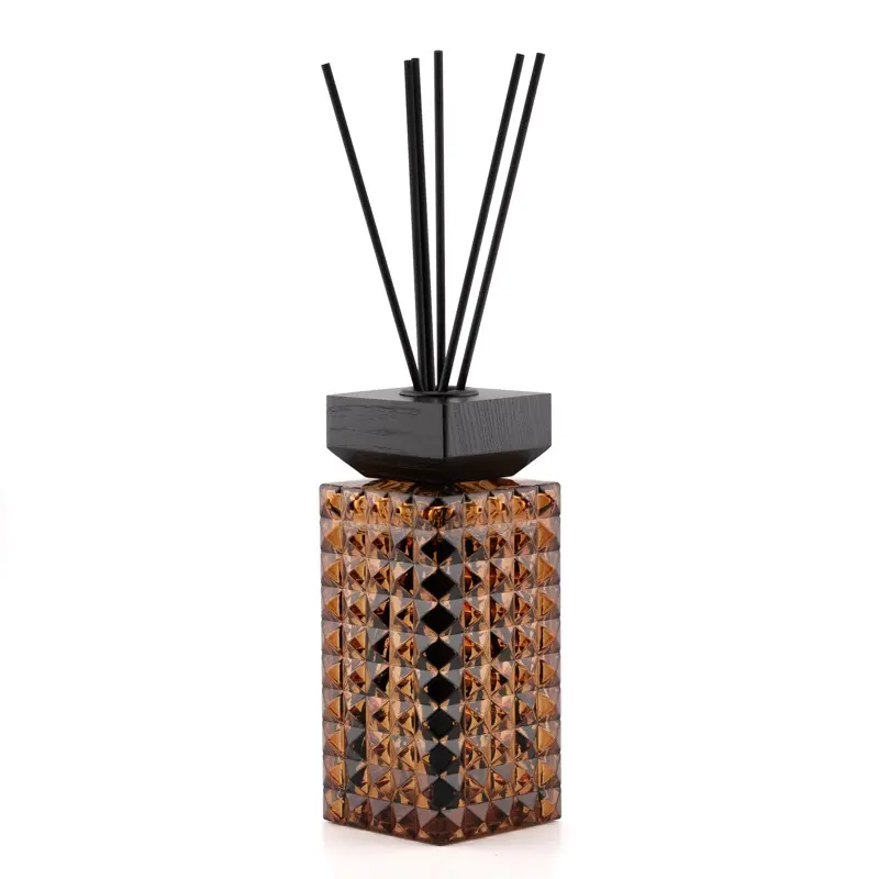 Geurdiffuser Facet 250ml Amber 7,2x7,2x26,5 cm met gefacetteerd glas en zwarte stokjes
