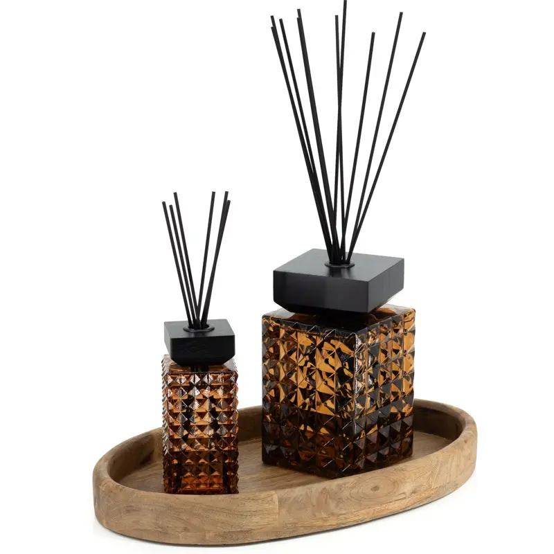 Geurdiffuser Facet 250ml Amber 7,2x7,2x26,5 cm met gefacetteerd glas en zwarte stokjes