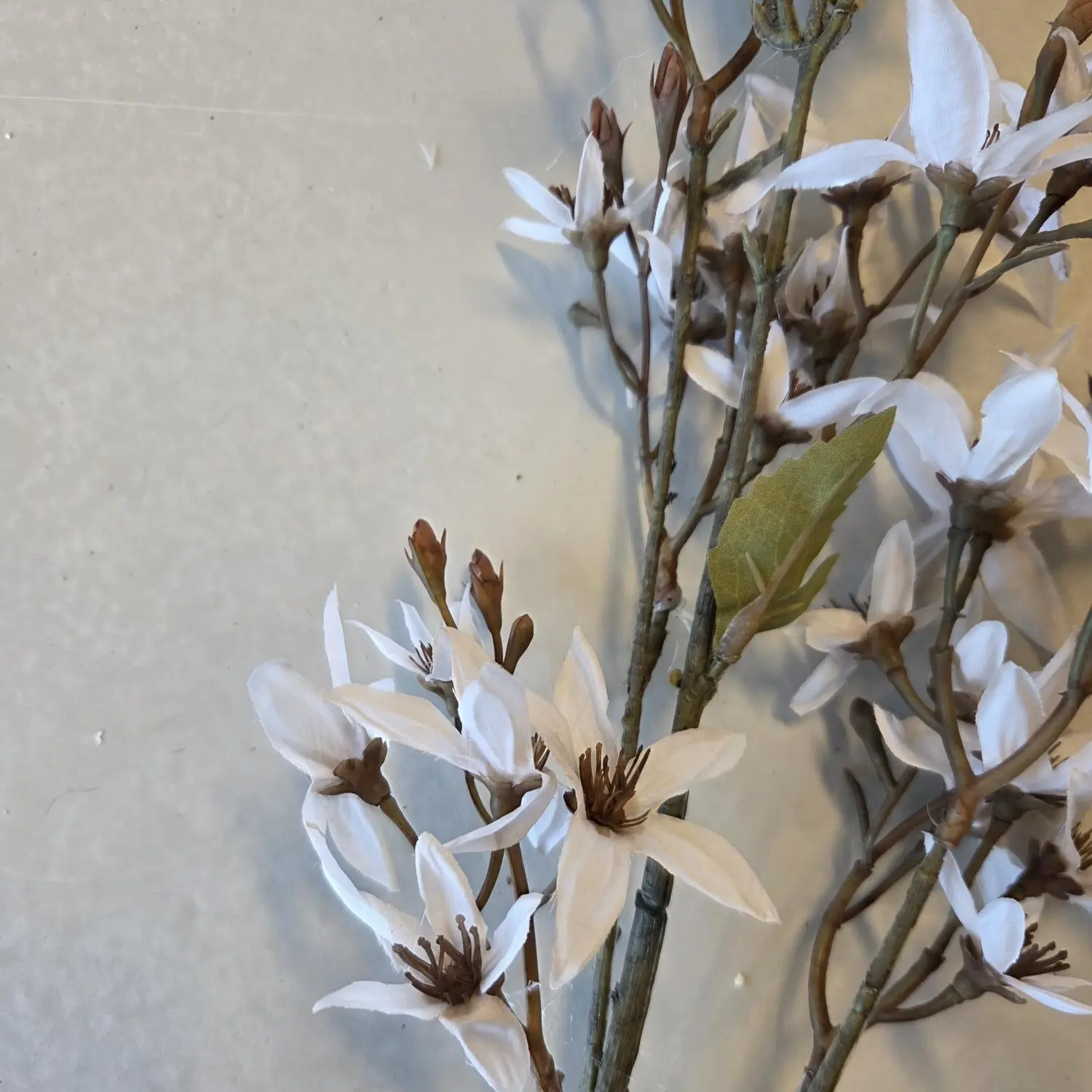 Kunstbloem magnoliatak witte bloesem 95 cm lang met realistische bruine knoppen
