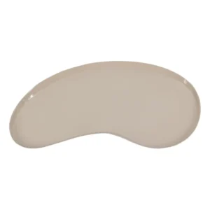 Metalen dienblad Kidney S 52x26x2 cm in de kleur Glossy Sand met organische vorm