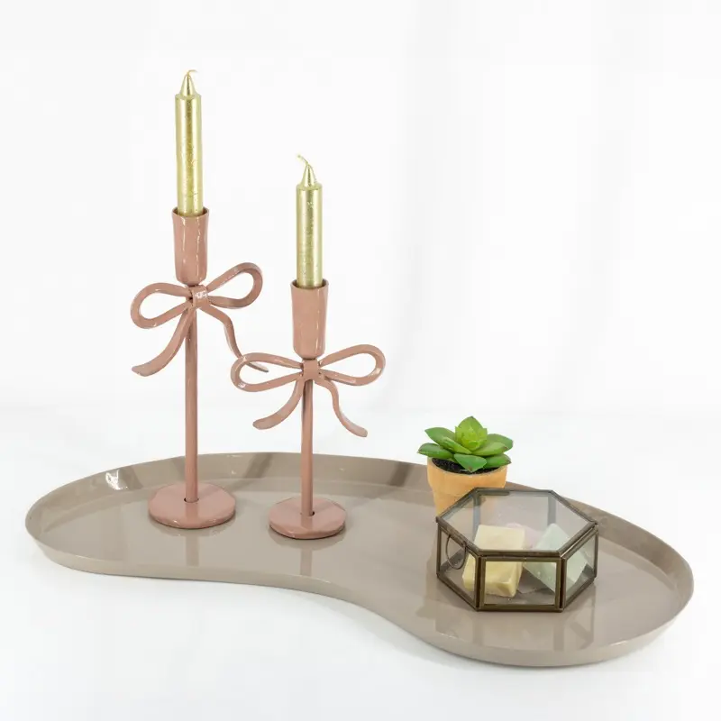 Metalen dienblad Kidney S 52x26x2 cm in de kleur Glossy Sand met organische vorm