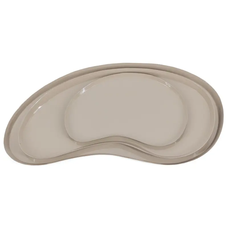 Metalen dienblad Kidney S 52x26x2 cm in de kleur Glossy Sand met organische vorm