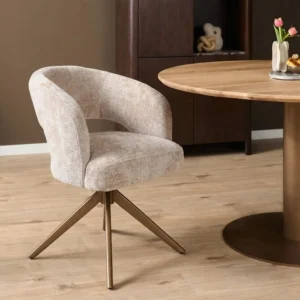 Draaibare armstoel Demi in beige stof met brons metalen onderstel aan ronde eettafel