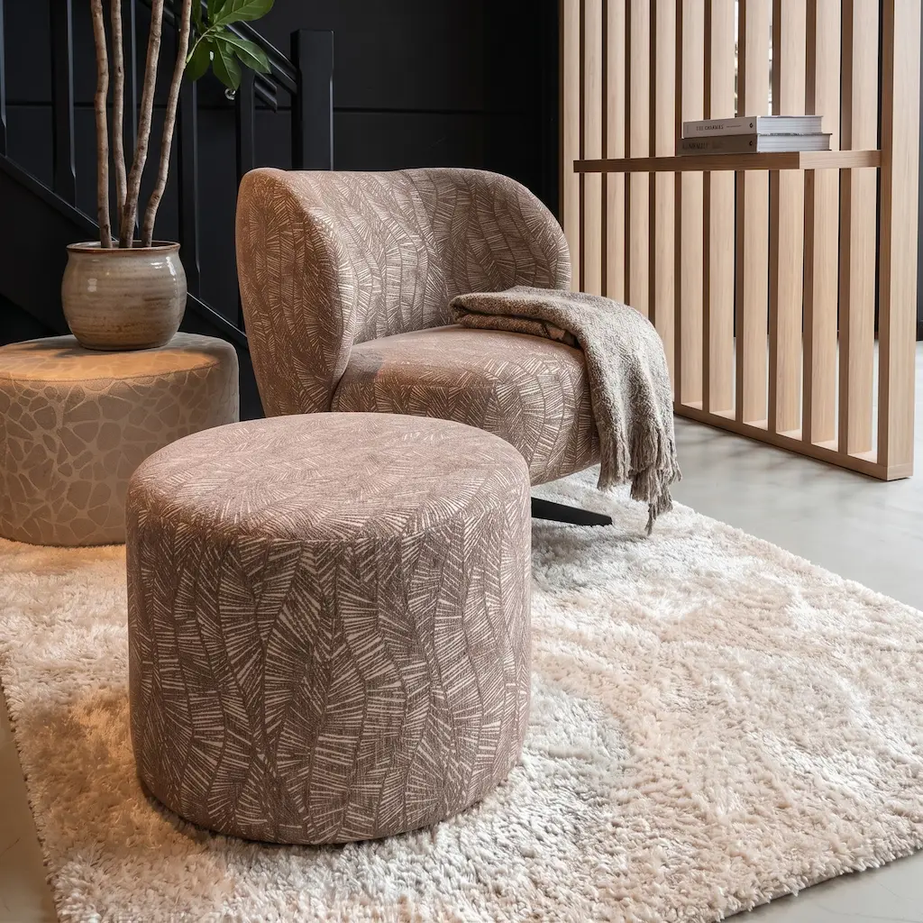 Ronde hocker met patroonstof gecombineerd met een bijpassende draaifauteuil