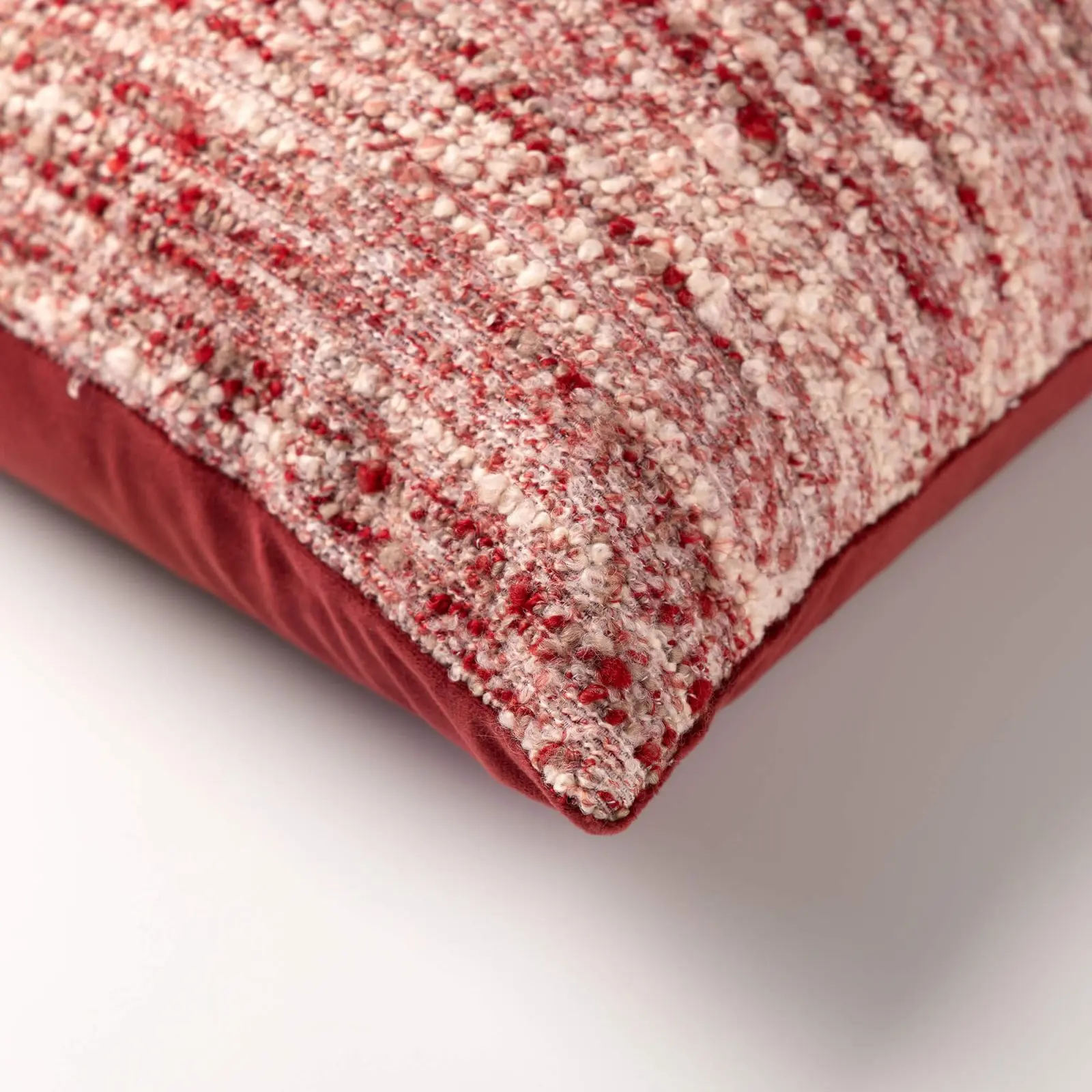 CHRISTAN - sierkussen 45x45 cm - bouclé - Emboldened - rood, roze, wit - Afbeelding 3