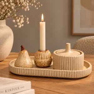 Woondecoratie set Flora op houten tafel met keramische kandelaar, decoratieve pompoen, opbergpotje en ovaal dienblad
