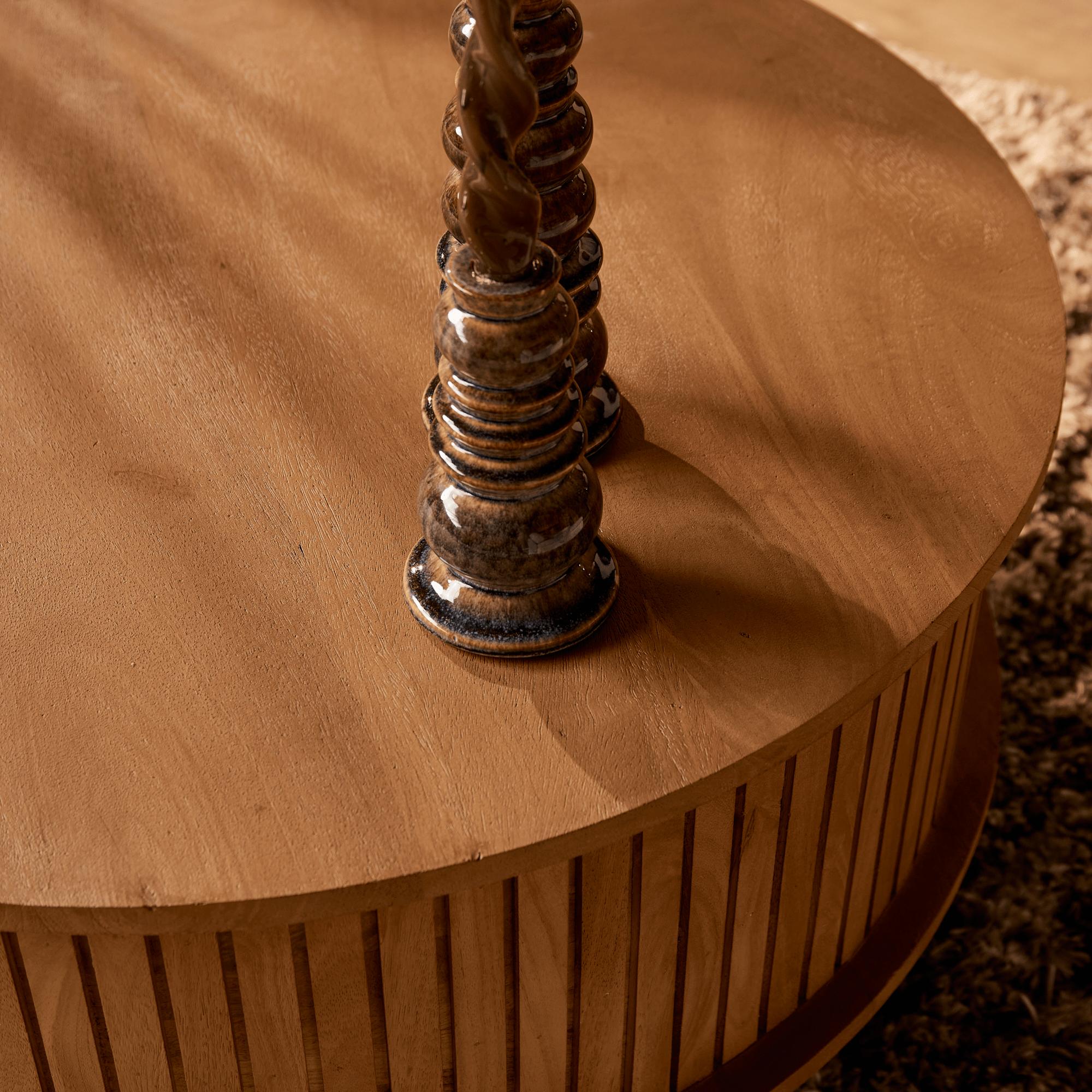 Trendy ronde salontafel 80 cm van naturel mangohout met houten latjes, laden en zwarte metalen poten