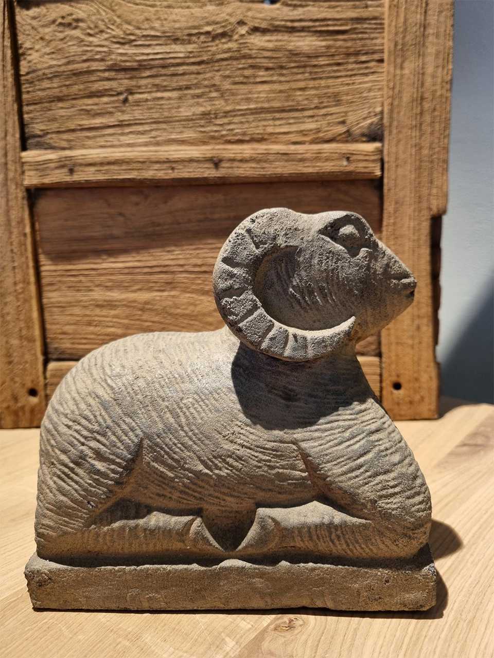 Decoratiebeeld stenen ram - Afbeelding 2
