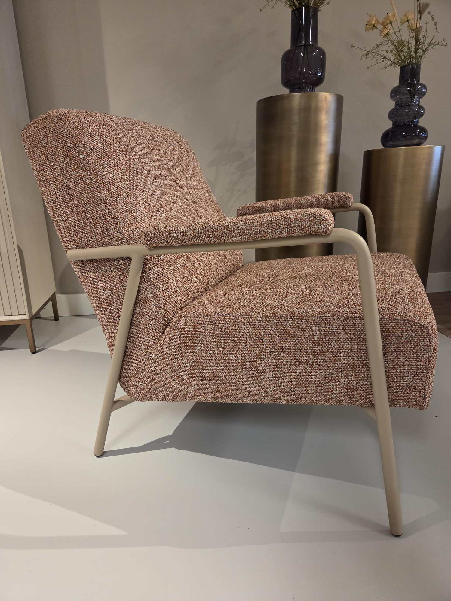 Fauteuil Zwolle stof roze met metaal in zandkleur - Afbeelding 2