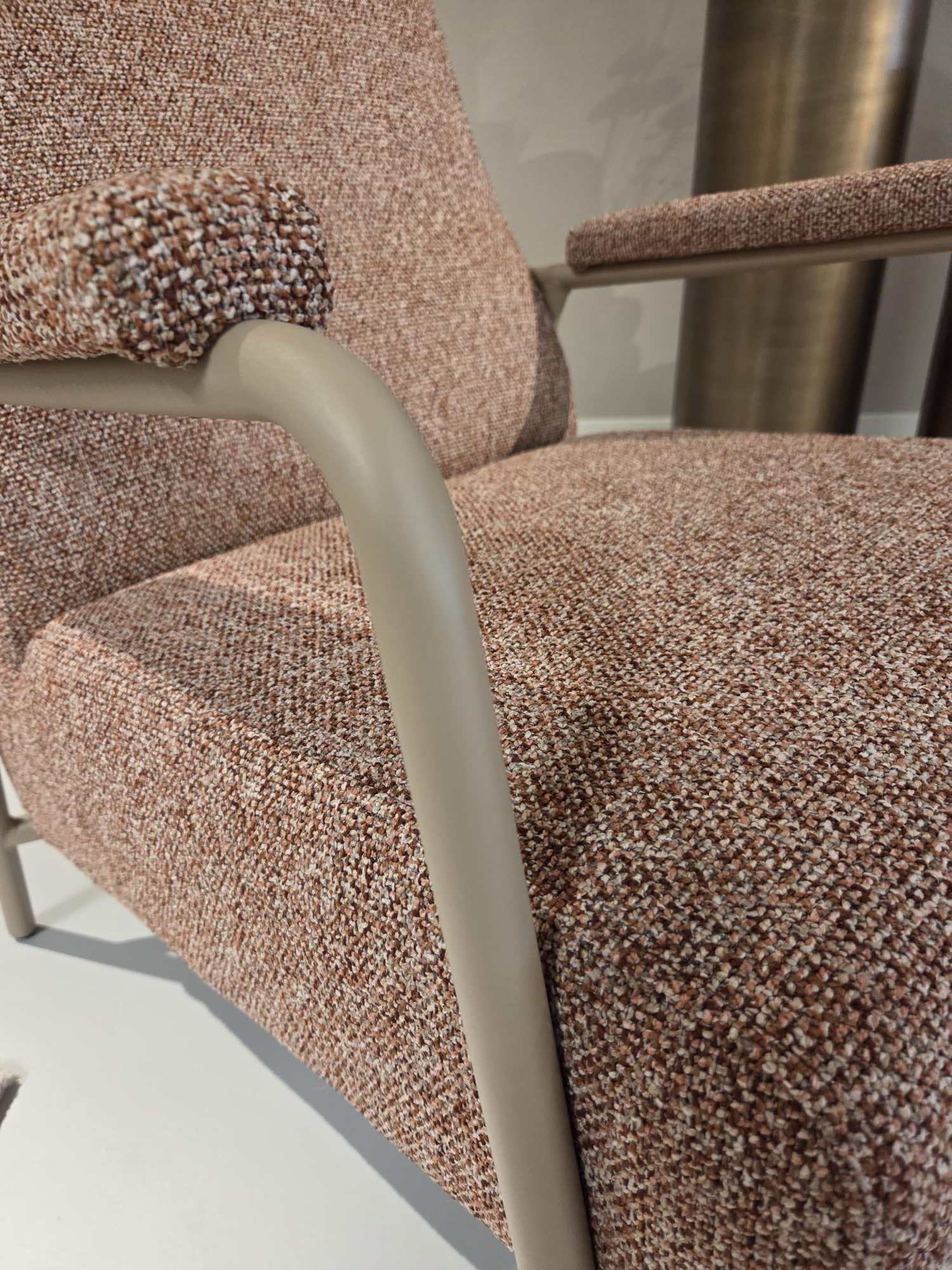 Fauteuil Zwolle stof roze met metaal in zandkleur - Afbeelding 4